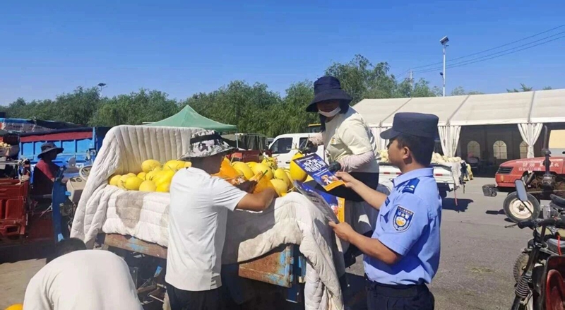 丰收时节，这一抹警蓝为沙乡甜蜜产业注入平安味道 